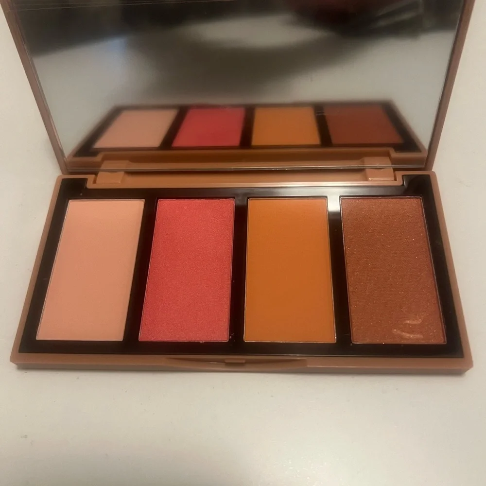 Whispering rose luminous blush face palette and highlighter NWOB‎